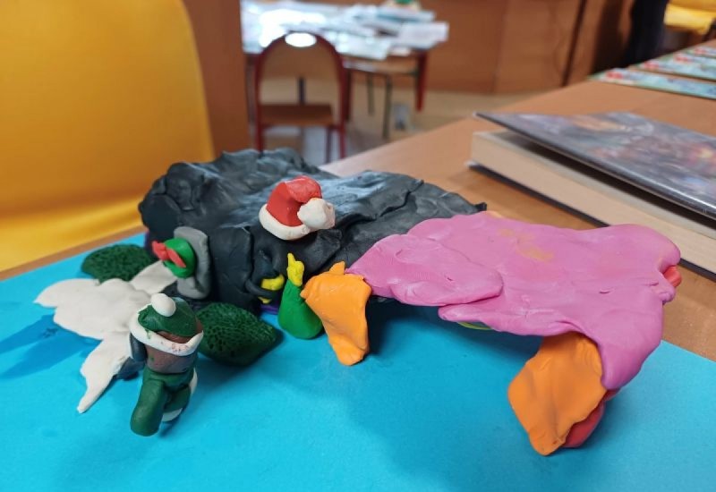 Kolorowe maski i plastelinowe cuda