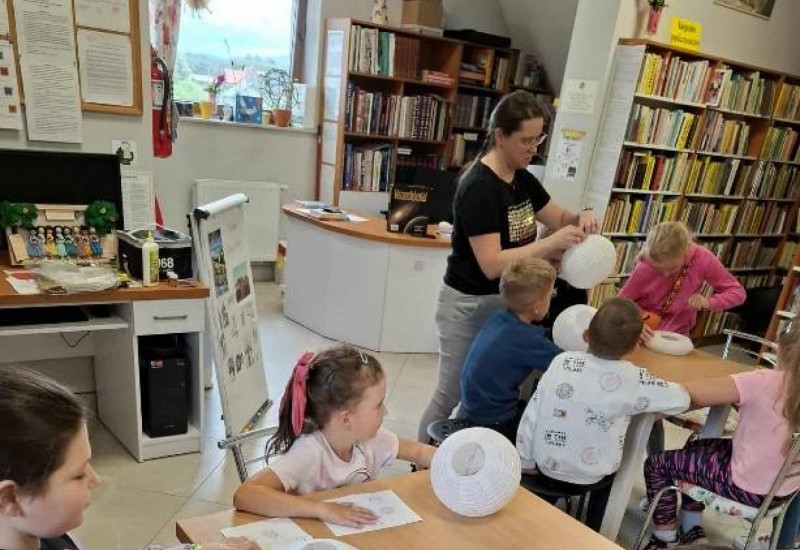 Książka, zabawa i przygoda – wakacyjne spotkania w filiach bibliotecznych w Harklowej i Ostrowsku